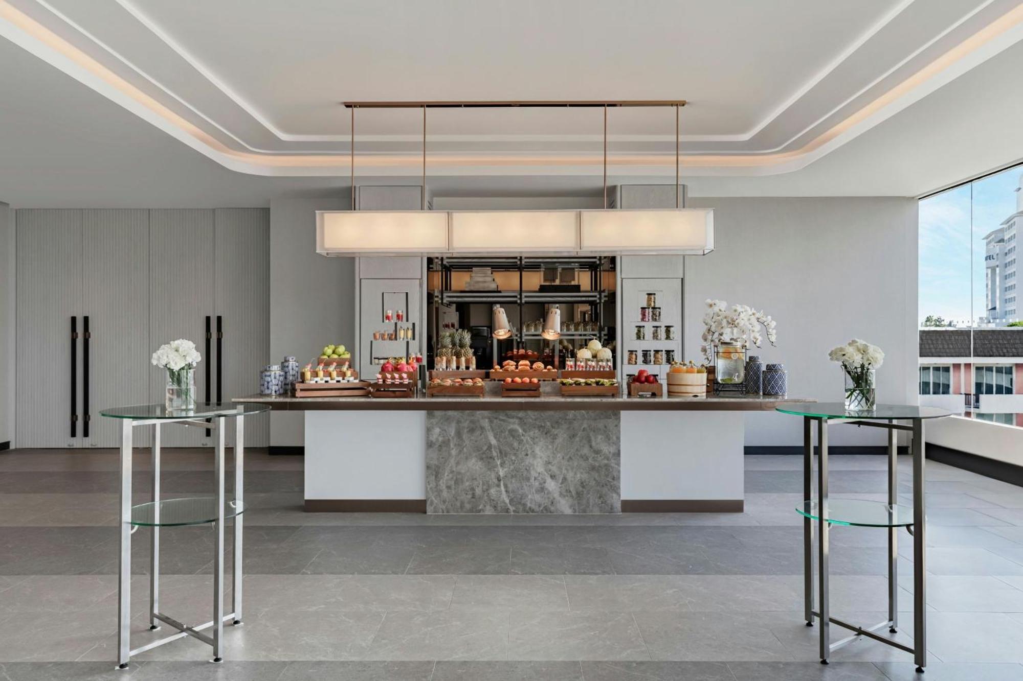 Готель Courtyard By Marriott Phuket Town Екстер'єр фото