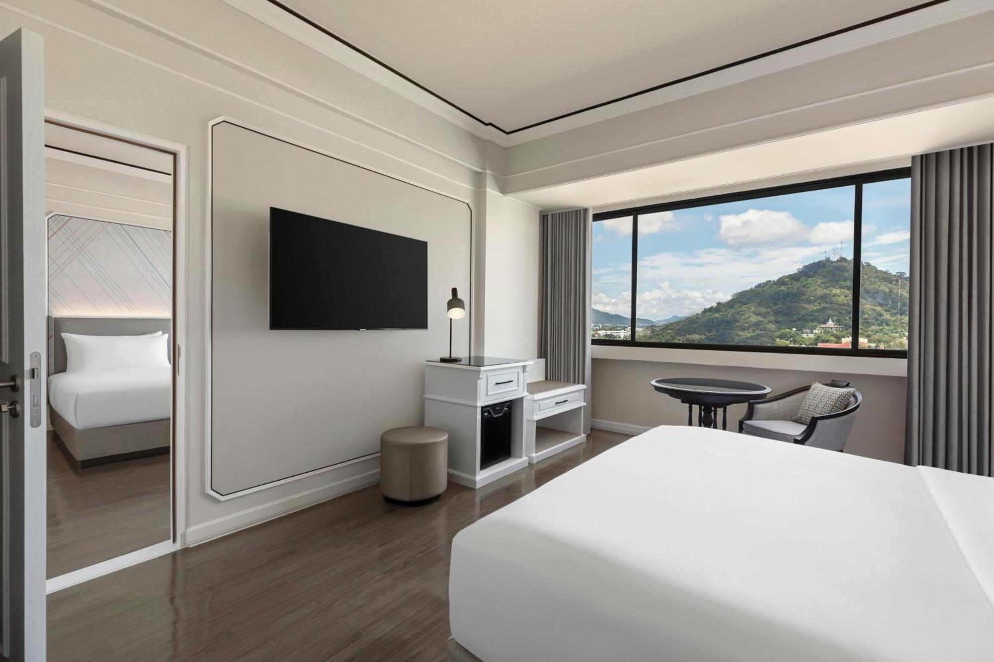 Готель Courtyard By Marriott Phuket Town Екстер'єр фото